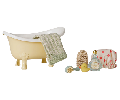 Set Vasca da Bagno Maileg per topolini con vasca gialla in metallo, asciugamano, cuffietta, paperella, shampoo e spazzola per la Casa dei Topolini.