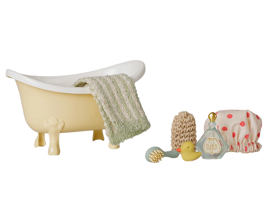 Set Vasca da Bagno Maileg per topolini con vasca gialla in metallo, asciugamano, cuffietta, paperella, shampoo e spazzola per la Casa dei Topolini.