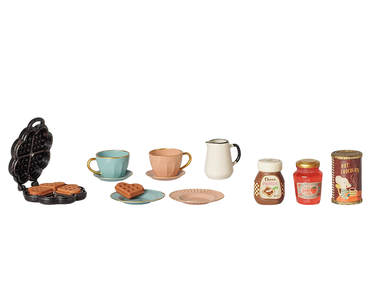 Set Waffle Maileg con macchina per waffle, 4 waffle magnetici e accessori in miniatura per la Casa dei Topolini Maileg.
