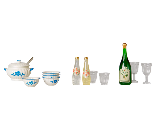 Set Zuppa Maileg per Topolini con zuppiera, ciotole, bottiglie di limonata e bicchieri in miniatura.