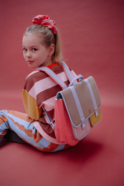 Bambina con cartella scuola Sticky Lemon Flower Rose dai colori pastello durante attività scolastiche