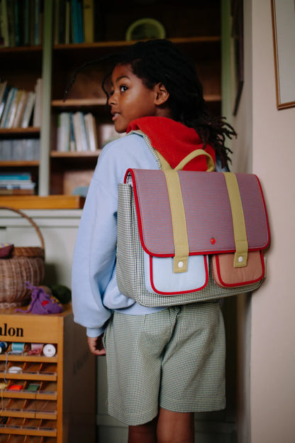 Bambina con cartella scuola Sticky Lemon Lemon Tree Gingham Midnight Moon durante attività scolastiche