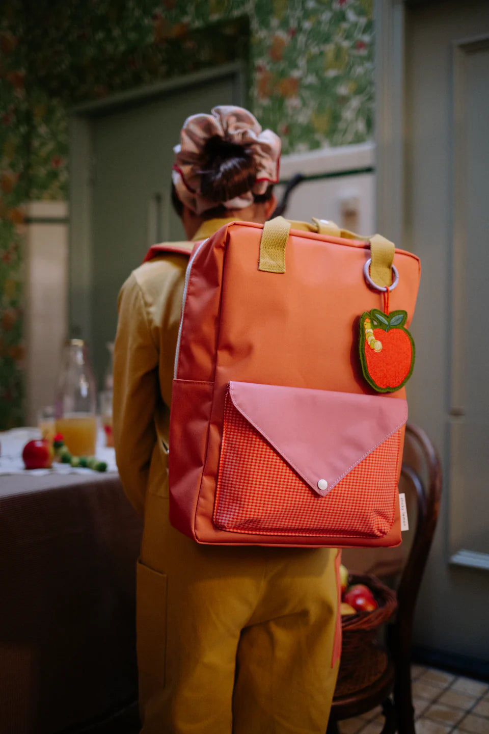 Bambina con zaino Sticky Lemon Large Envelope Maple Whirl durante una giornata di scuola