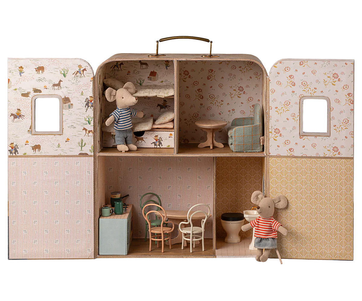 SuitCasa Maileg aperta con topolini e accessori in una scena di gioco