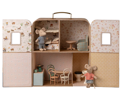 SuitCasa Maileg aperta con topolini e accessori in una scena di gioco