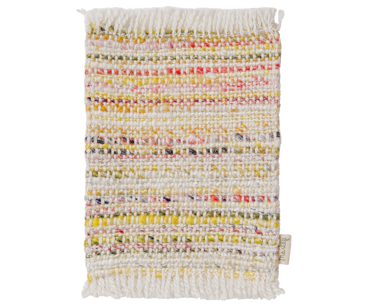 Tappeto Mini Maileg intrecciato a righe multicolori per la Casa dei Topolini, accessorio in miniatura per arredare soggiorno e camere dei topolini Maileg.