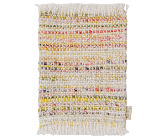 Tappeto Mini Maileg intrecciato a righe multicolori per la Casa dei Topolini, accessorio in miniatura per arredare soggiorno e camere dei topolini Maileg.