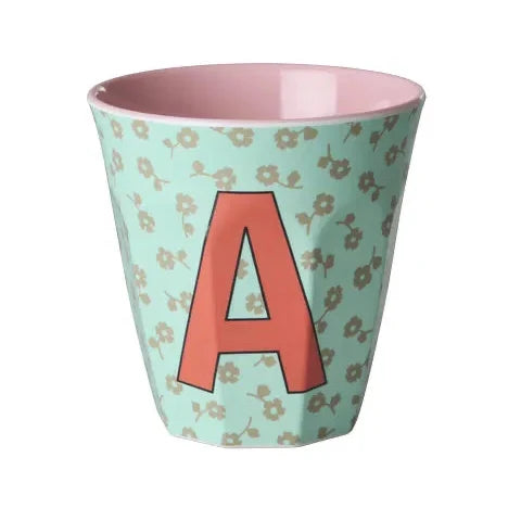 Tazza alfabeto Rice Denmark lettera A menta con fiori in melamina