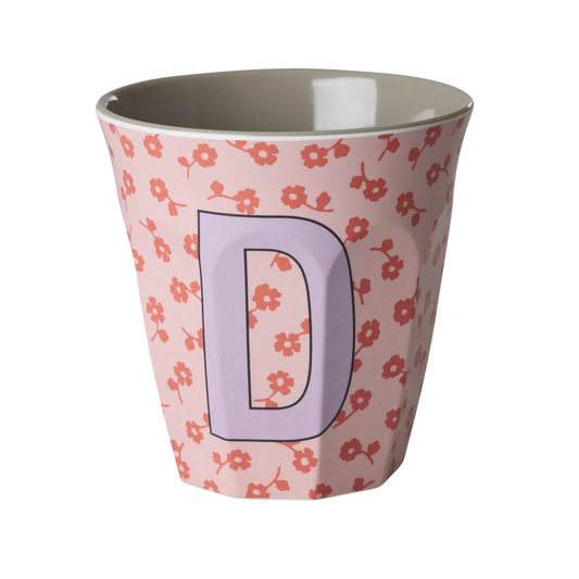 Tazza alfabeto Rice Denmark lettera D rosa con fiori in melamina
