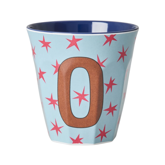 Tazza Rice in melamina con lettera O su sfondo blu polvere decorato con stelle colorate
