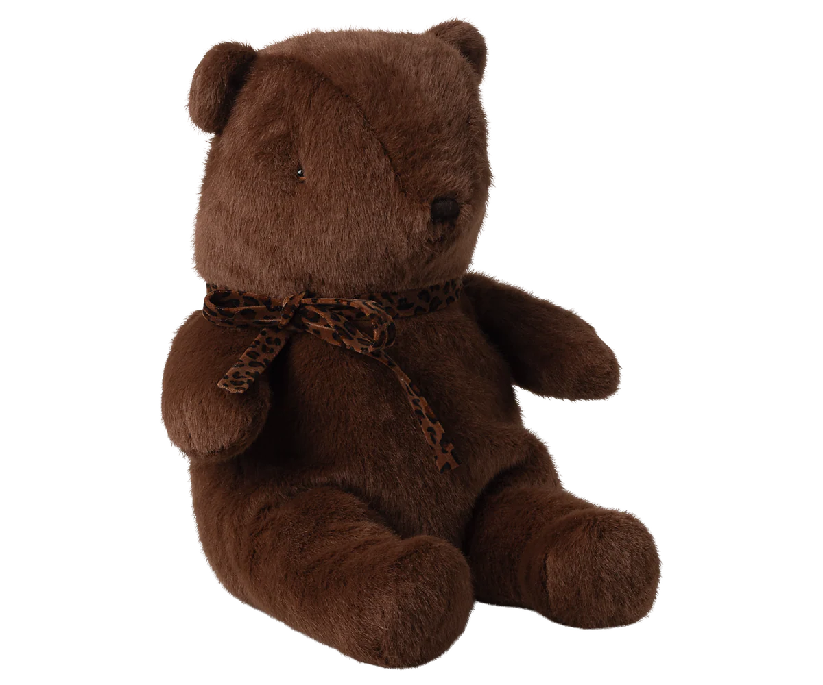 Orsetto Teddy Bear Medium Maileg Dark Chocolate in morbido peluche con fiocco, perfetto come regalo nascita e peluche per bambini.