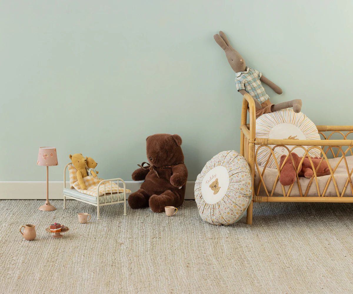 Orsetto Teddy Bear Medium Maileg Dark Chocolate nella cameretta insieme agli altri personaggi Maileg.