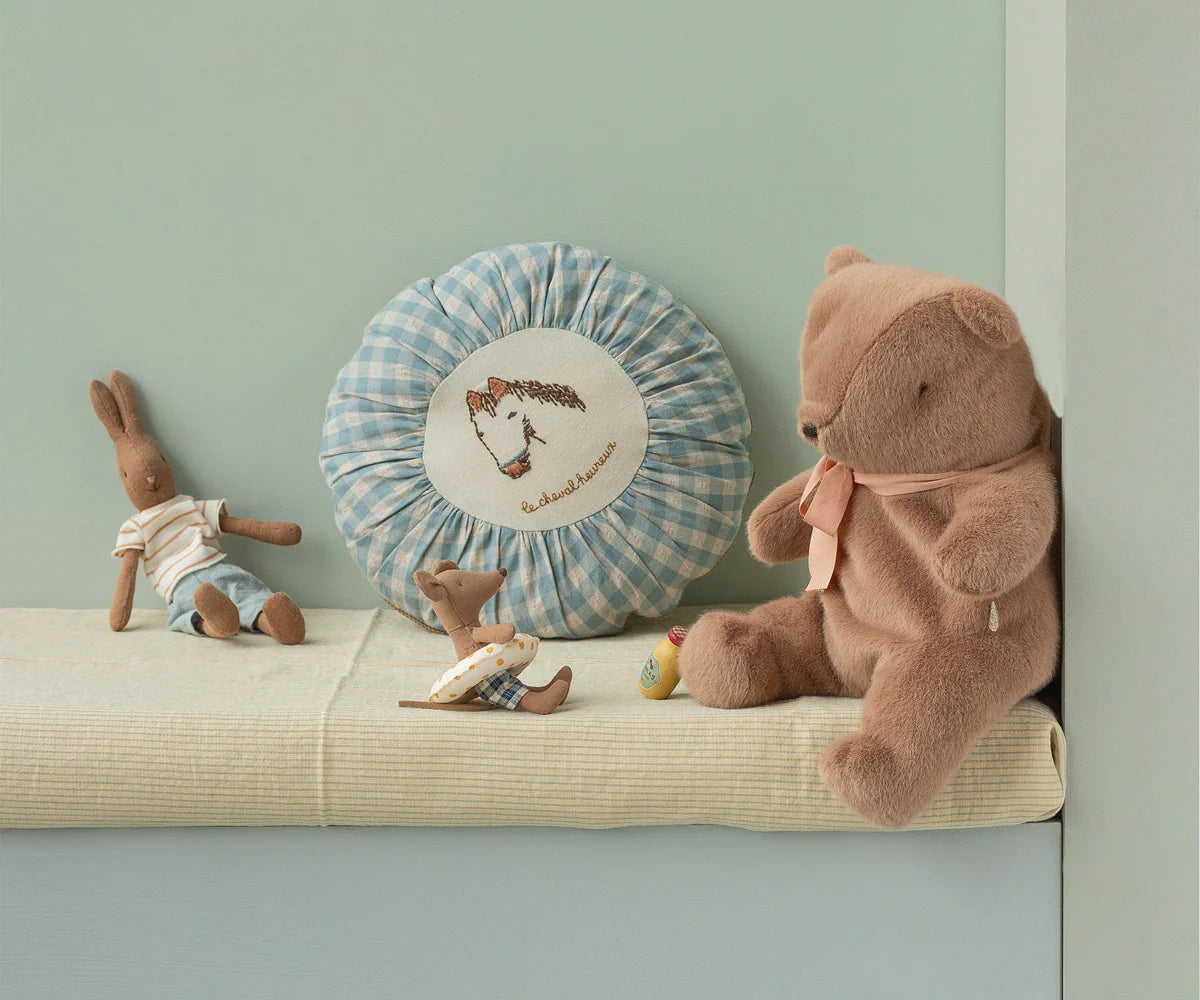 Orsetto Teddy Bear Medium Maileg ambientato nella cameretta insieme agli amici Maileg.