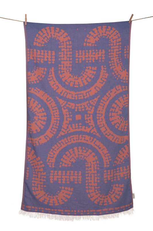 Telo mare Aelia Anna Greek Mosaic blu e coral in cotone leggero 90x180 cm ideale per viaggio mare e piscina