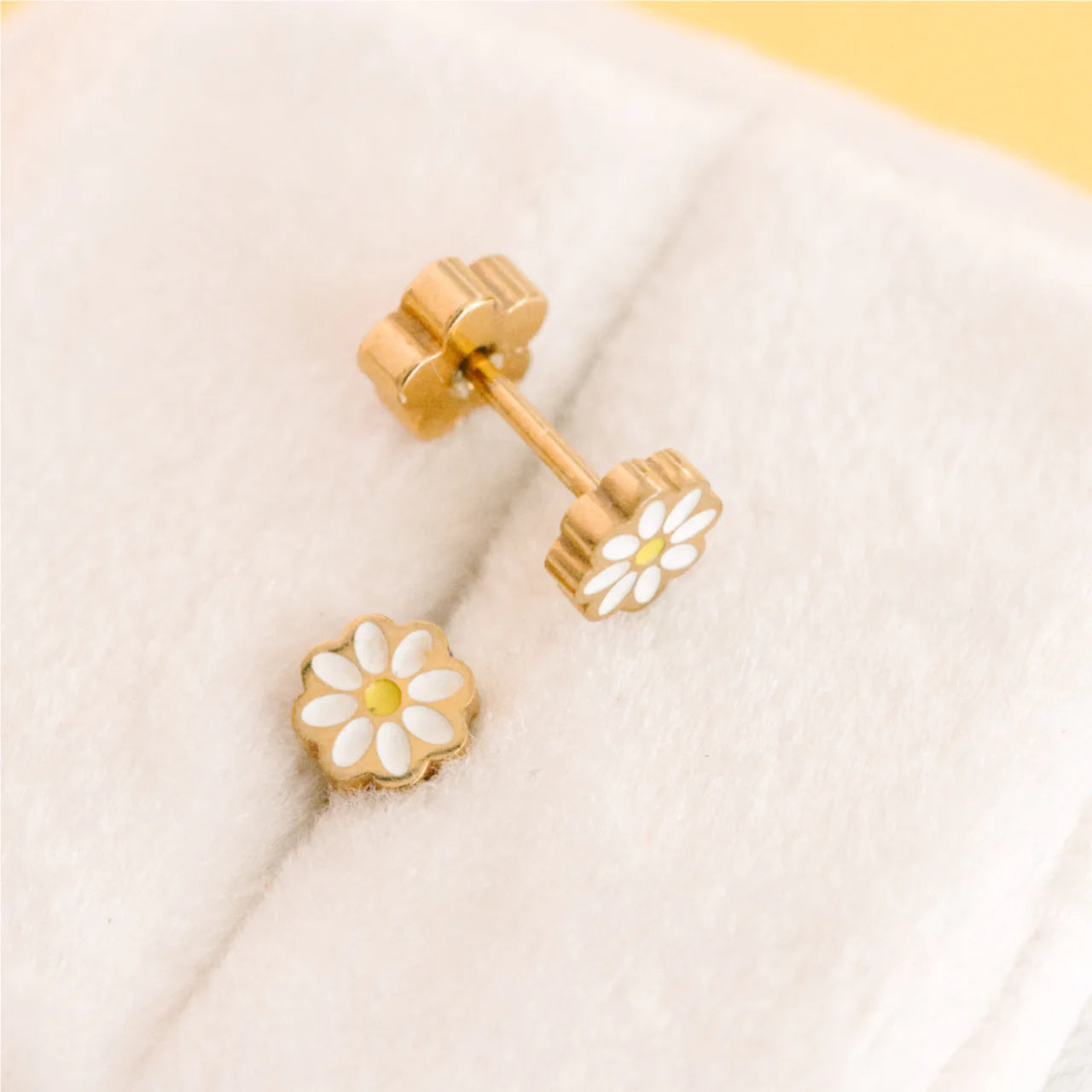 Orecchini Tiny Daisies ipoallergenici in smalto a margherita con chiusura flat screw-back, ideali per bambini e adulti con orecchie sensibili.