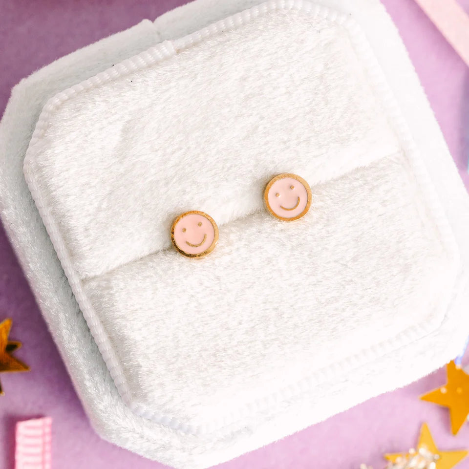 Orecchini Tiny Pink Smiley ipoallergenici in smalto rosa con chiusura flat screw-back, ideali per bambine e adulti con orecchie sensibili.
