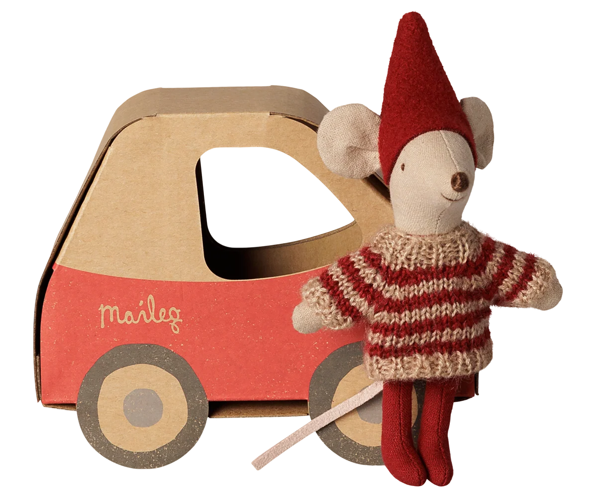 Topina Natalizia Maileg Sorellina con maglione lavorato a maglia e cappellino rosso nella scatola a forma di automobile vintage.