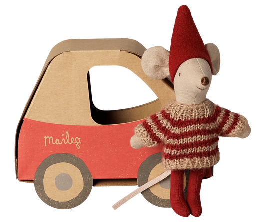 Topina Natalizia Maileg Sorellina con maglione lavorato a maglia e cappellino rosso nella scatola a forma di automobile vintage.