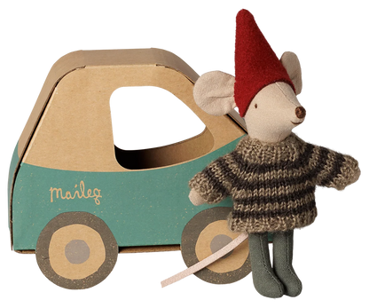 Topino Natalizio Maileg Fratellino con cappellino rosso e maglione lavorato a maglia accanto alla scatola a forma di automobile vintage.