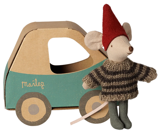 Topino Natalizio Maileg Fratellino con cappellino rosso e maglione lavorato a maglia accanto alla scatola a forma di automobile vintage.