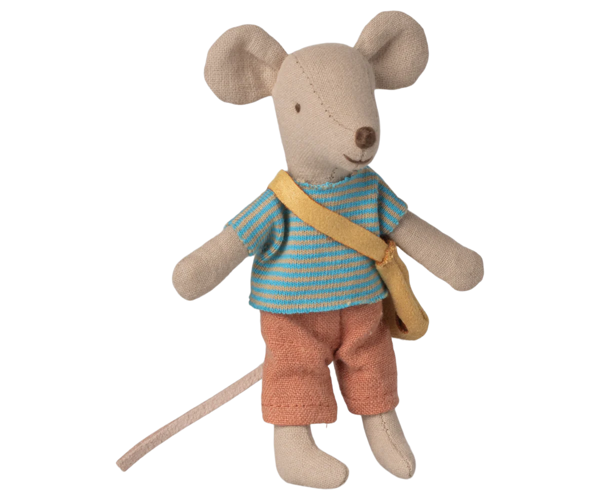 Topolino Fratellino Maileg con borsetta a forma di formaggio, maglietta a righe, pantaloncini e mani magnetiche per la Casa dei Topolini.