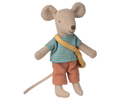 Topolino Fratellino Maileg con borsetta a forma di formaggio, maglietta a righe, pantaloncini e mani magnetiche per la Casa dei Topolini.