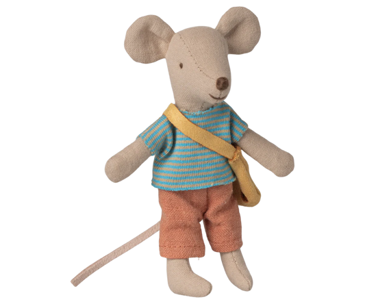 Topolino Fratellino Maileg con borsetta a forma di formaggio, maglietta a righe, pantaloncini e mani magnetiche per la Casa dei Topolini.