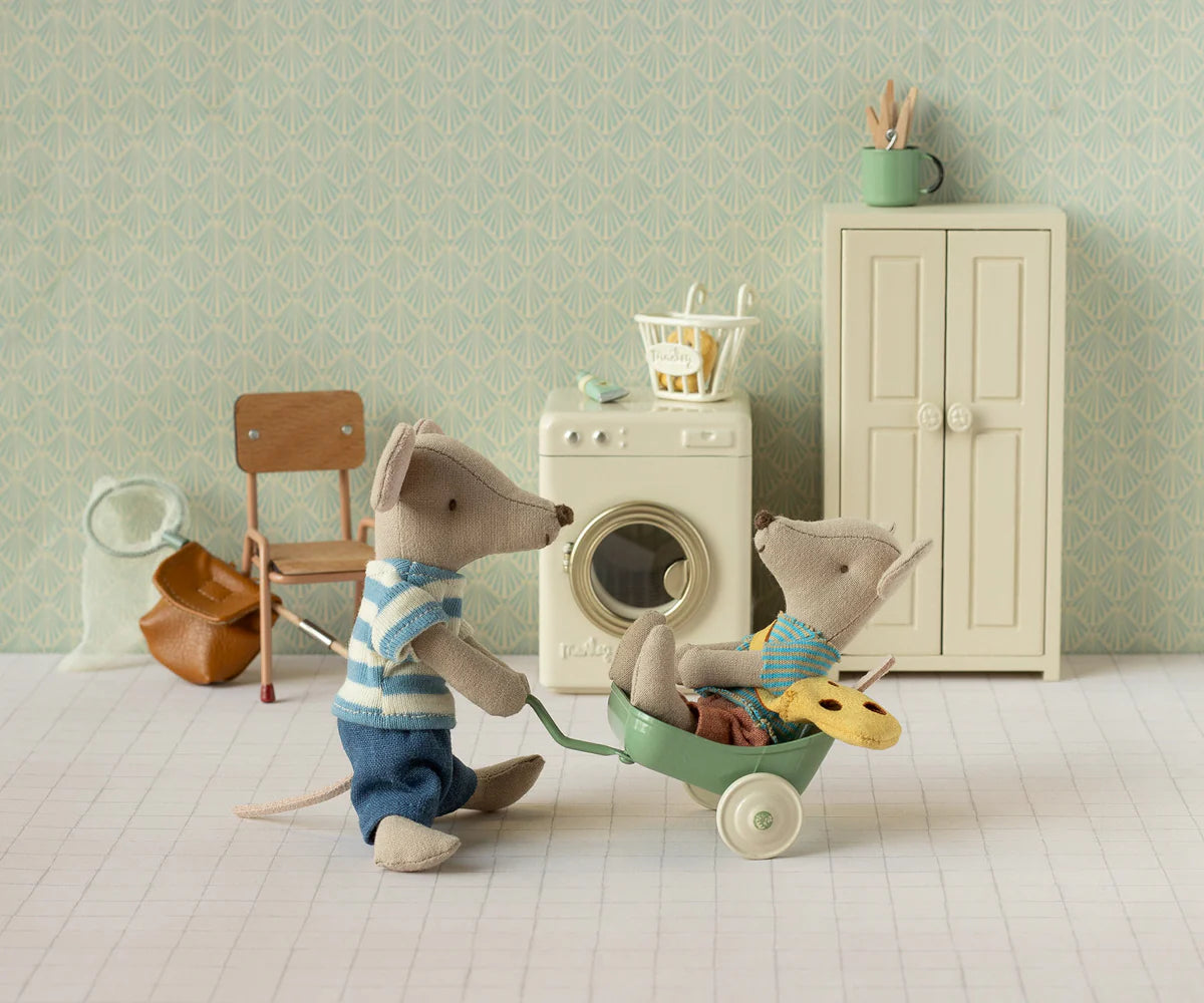 Topolino Fratellino Maileg con borsetta a forma di formaggio, maglietta a righe, pantaloncini e mani magnetiche per la Casa dei Topolini.