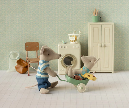 Topolino Fratellino Maileg con borsetta a forma di formaggio, maglietta a righe, pantaloncini e mani magnetiche per la Casa dei Topolini.