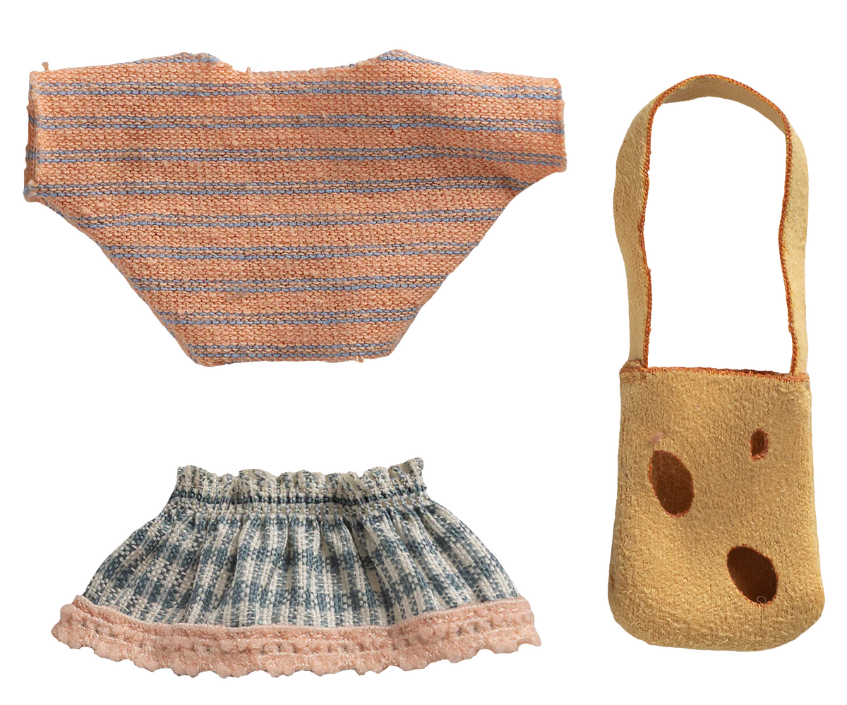 Set di vestiti per Topolina Sorellina Maileg con maglietta, gonna e borsetta a forma di formaggio per Little Sister Mouse.