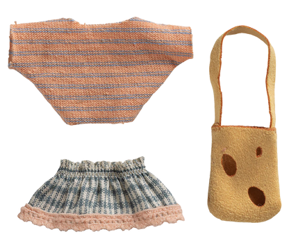 Set di vestiti per Topolina Sorellina Maileg con maglietta, gonna e borsetta a forma di formaggio per Little Sister Mouse.