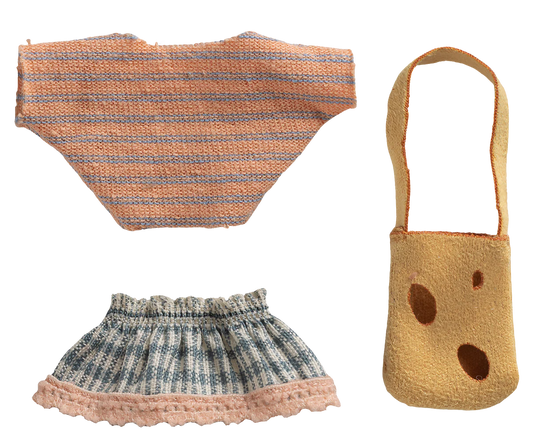 Set di vestiti per Topolina Sorellina Maileg con maglietta, gonna e borsetta a forma di formaggio per Little Sister Mouse.