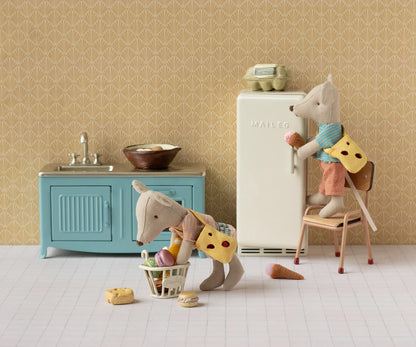 Set di abiti Maileg per Little Sister Mouse utilizzato nella casa dei topolini con mobili e accessori originali.