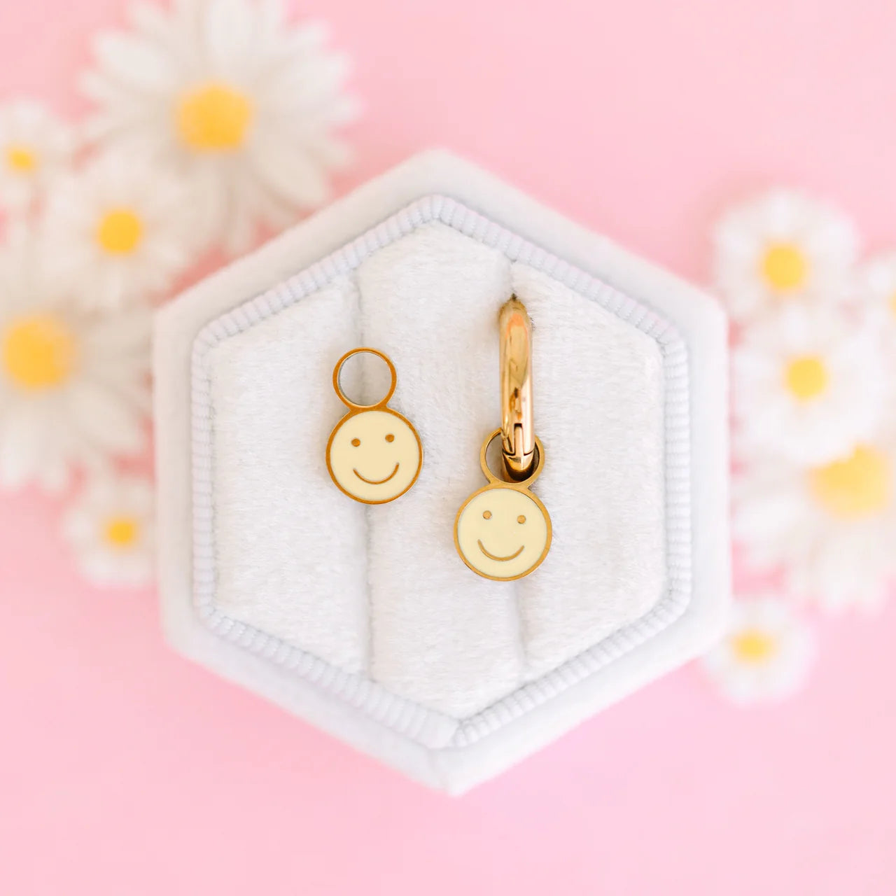 Ciondoli intercambiabili Yellow Smiley in smalto giallo placcati oro 18K per Huggies Pierced Co, ipoallergenici e resistenti all’acqua.