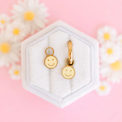Ciondoli intercambiabili Yellow Smiley in smalto giallo placcati oro 18K per Huggies Pierced Co, ipoallergenici e resistenti all’acqua.