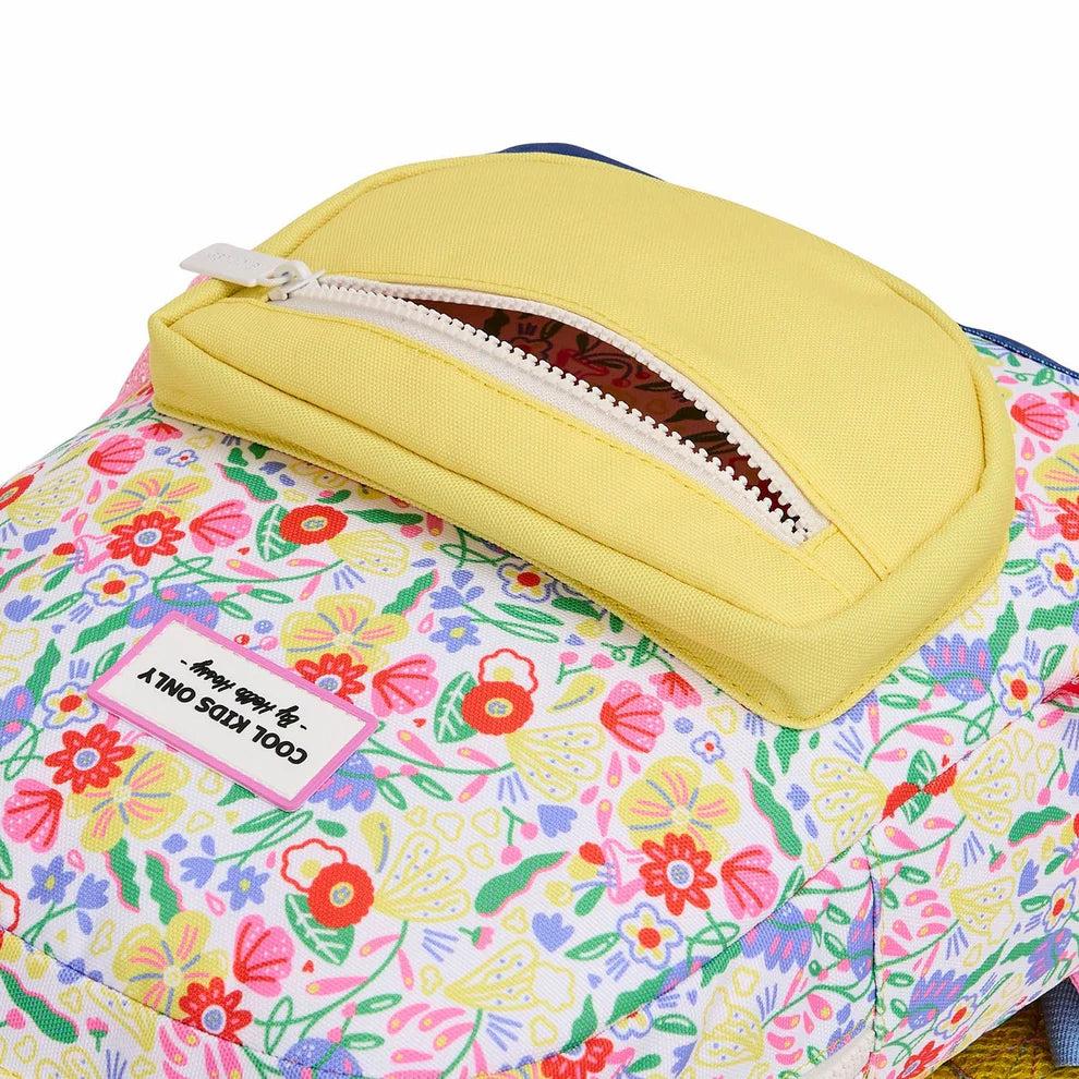 Bambina con zaino Hello Hossy Garden Party, perfetto per scuola o asilo