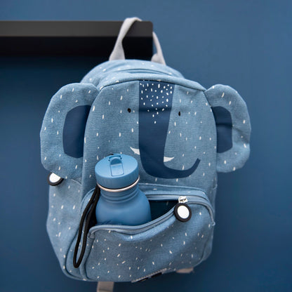 Zaino Trixie Mr. Elephant appeso alla parete, con grandi orecchie e tasca frontale