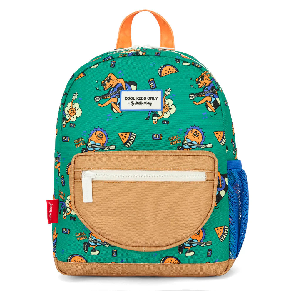 zaino bambino Hello Hossy Chill Vibes con fantasia colorata e dettagli estivi, disponibile nelle misure 2-5 anni e 6+ anni per asilo e scuola primaria.