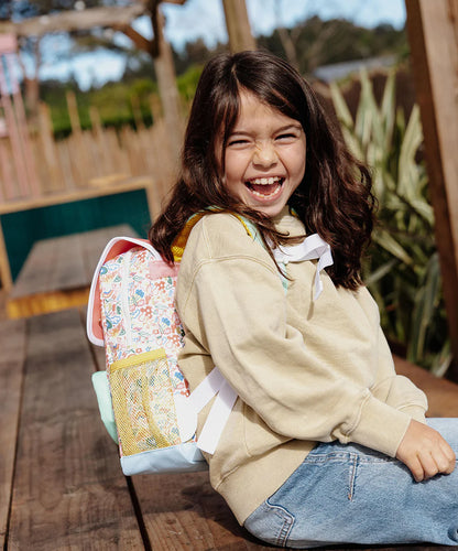 Bambino con zaino Hello Hossy® Happiness sulle spalle