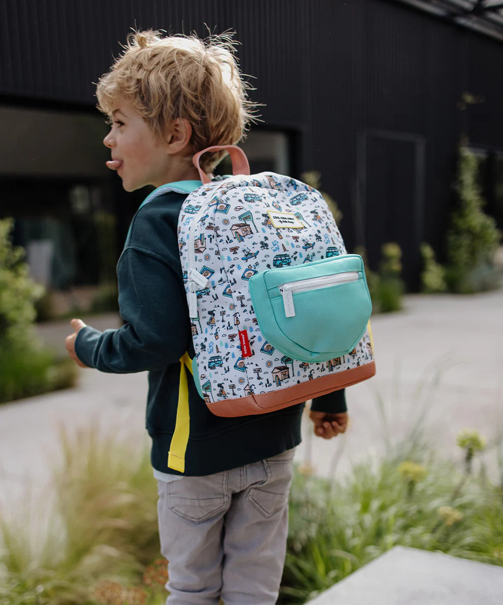 Bambino con zaino Hello Hossy® Hossegor sulle spalle