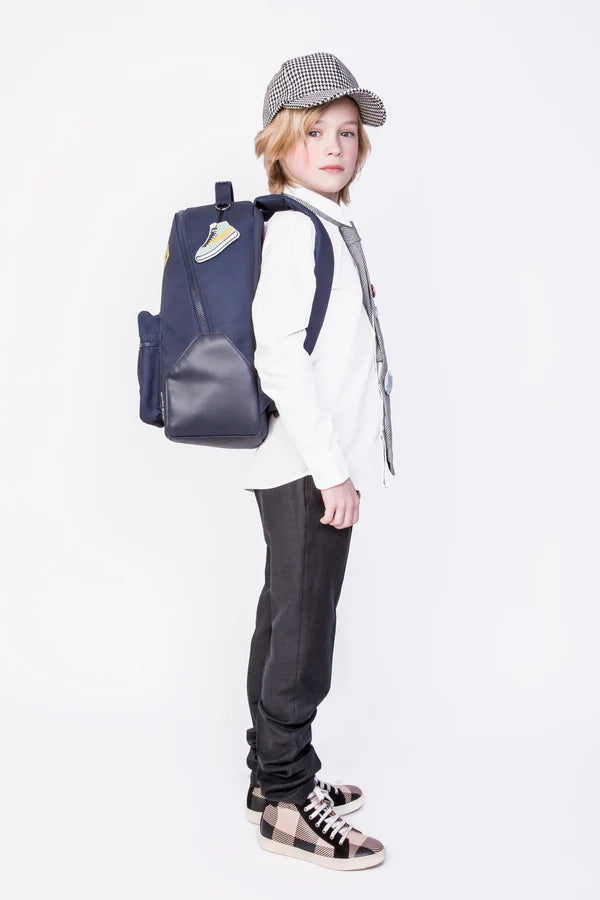 Bambino con zaino Mr. Gadget di Jeune Premier sulla schiena
