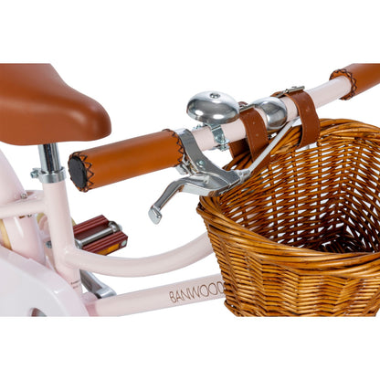 Dettaglio del cestino in vimini della bicicletta rosa Banwood 16 pollici per bambini
