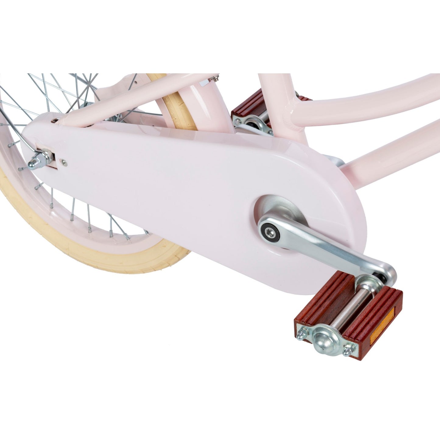Dettaglio dei pedali e della catena della bicicletta rosa Banwood per bambini