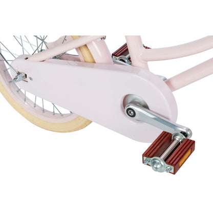 Dettaglio dei pedali e della catena della bicicletta rosa Banwood per bambini