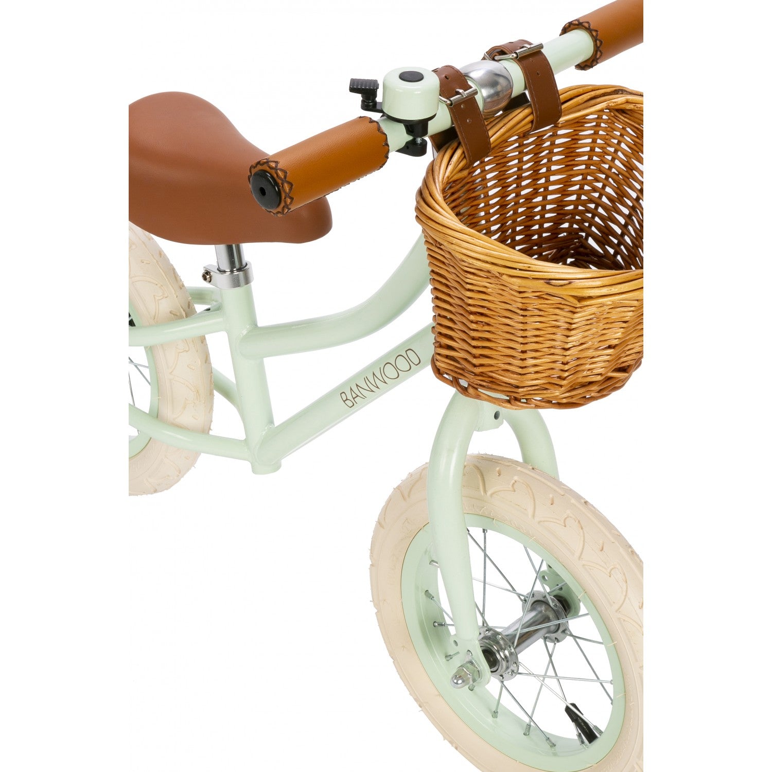 Dettaglio del cestino in vimini sulla bicicletta Banwood First Go! Mint