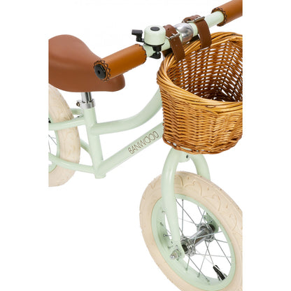 Dettaglio del cestino in vimini sulla bicicletta Banwood First Go! Mint