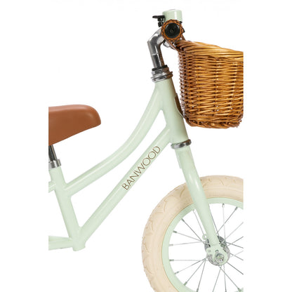 Vista frontale della bici Banwood Mint con cestino e manubrio in simil pelle