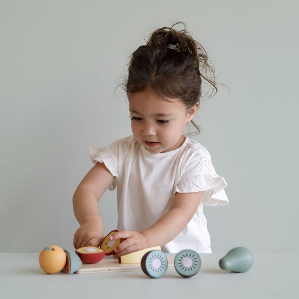 Bambino gioca con il set frutta in legno Little Dutch