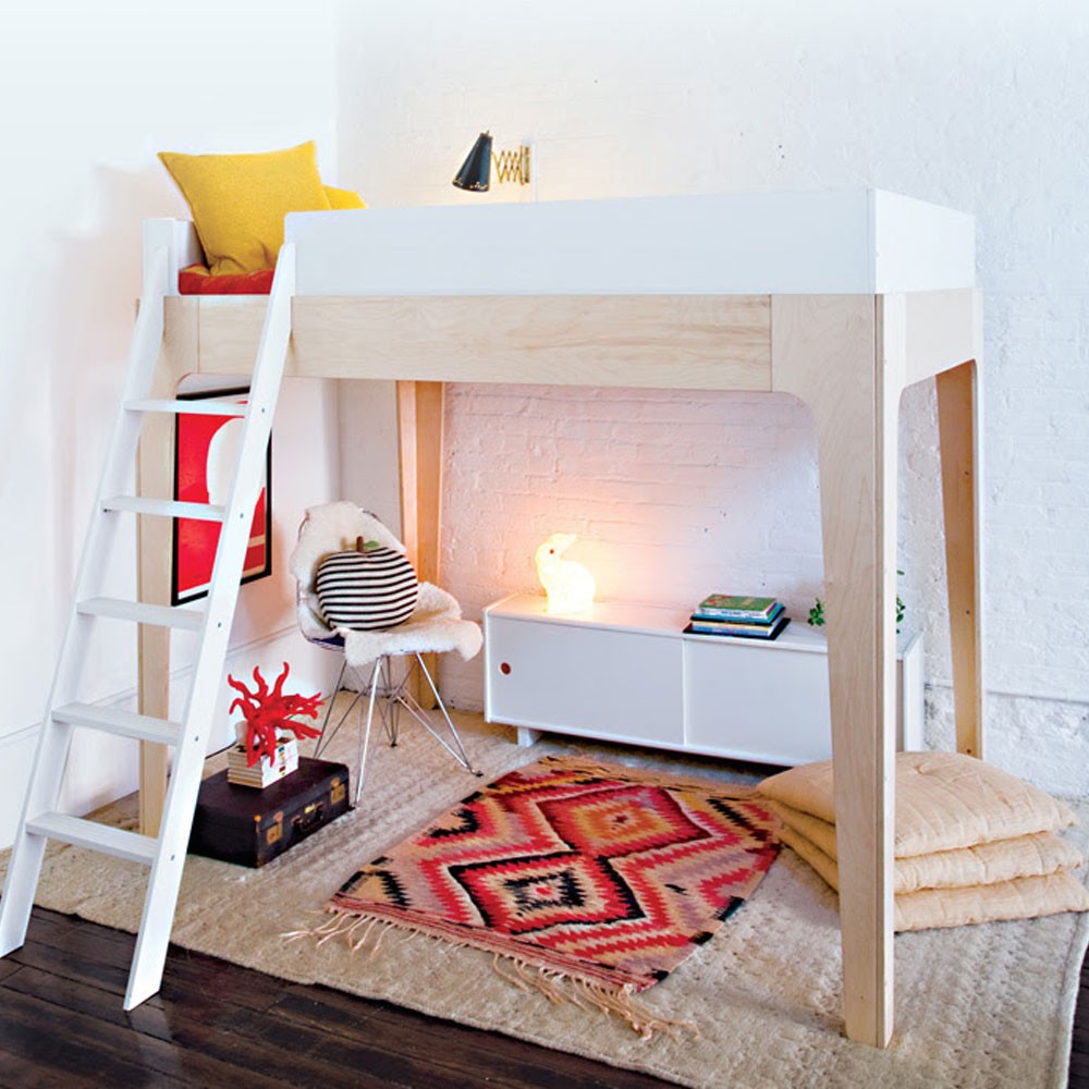 Letto Oeuf Perch montato in una cameretta moderna con decorazioni colorate