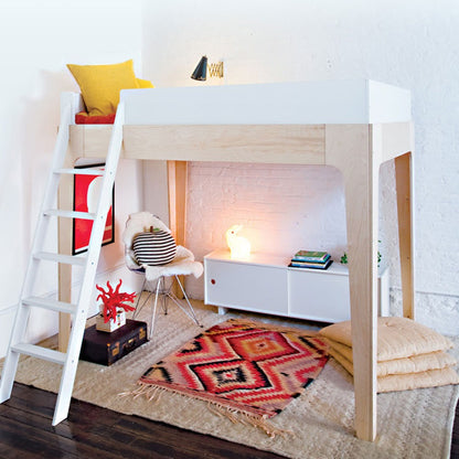 Letto Oeuf Perch montato in una cameretta moderna con decorazioni colorate